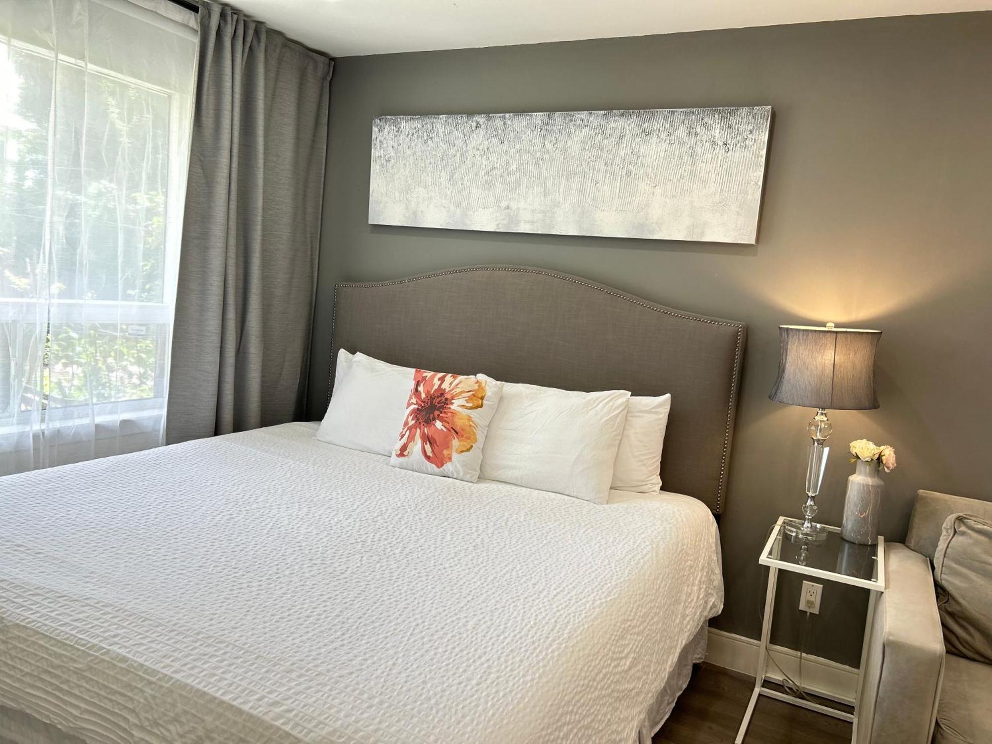 Modern Lux Rooms - Kingbed - Near Sheppard W Station * Toronto