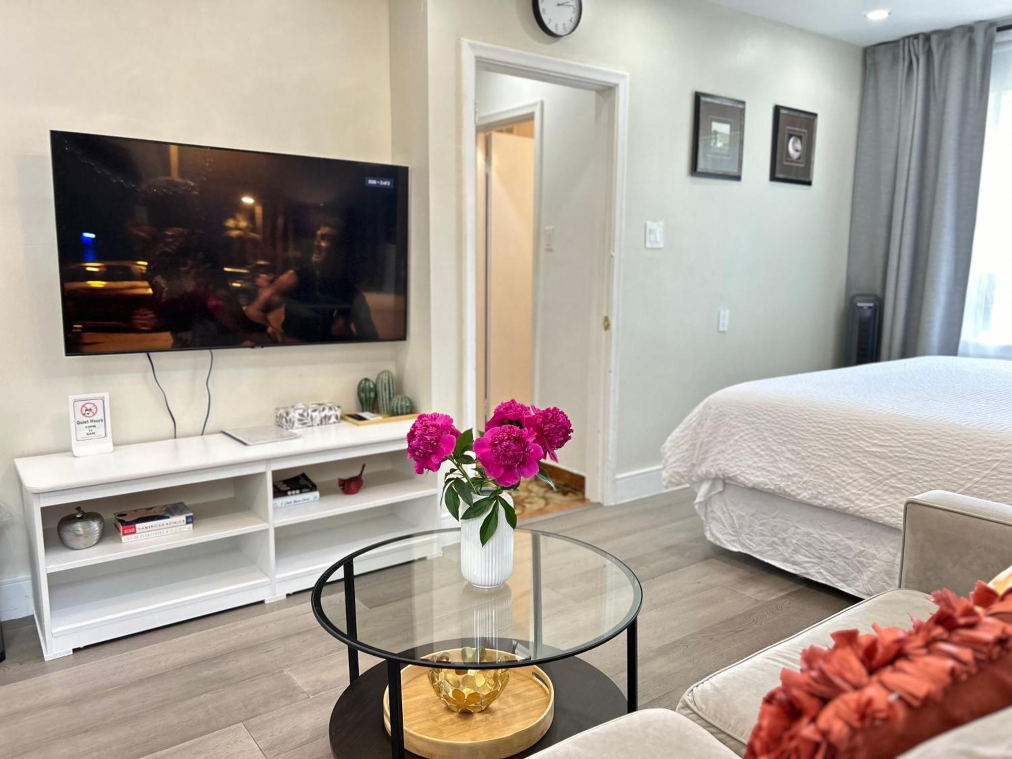 Modern Lux Rooms - Kingbed - Near Sheppard W Station Homestay Toronto
