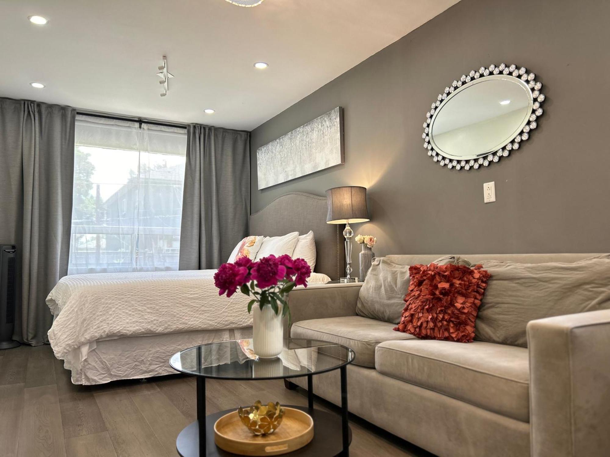 Modern Lux Rooms - Kingbed - Near Sheppard W Station Toronto