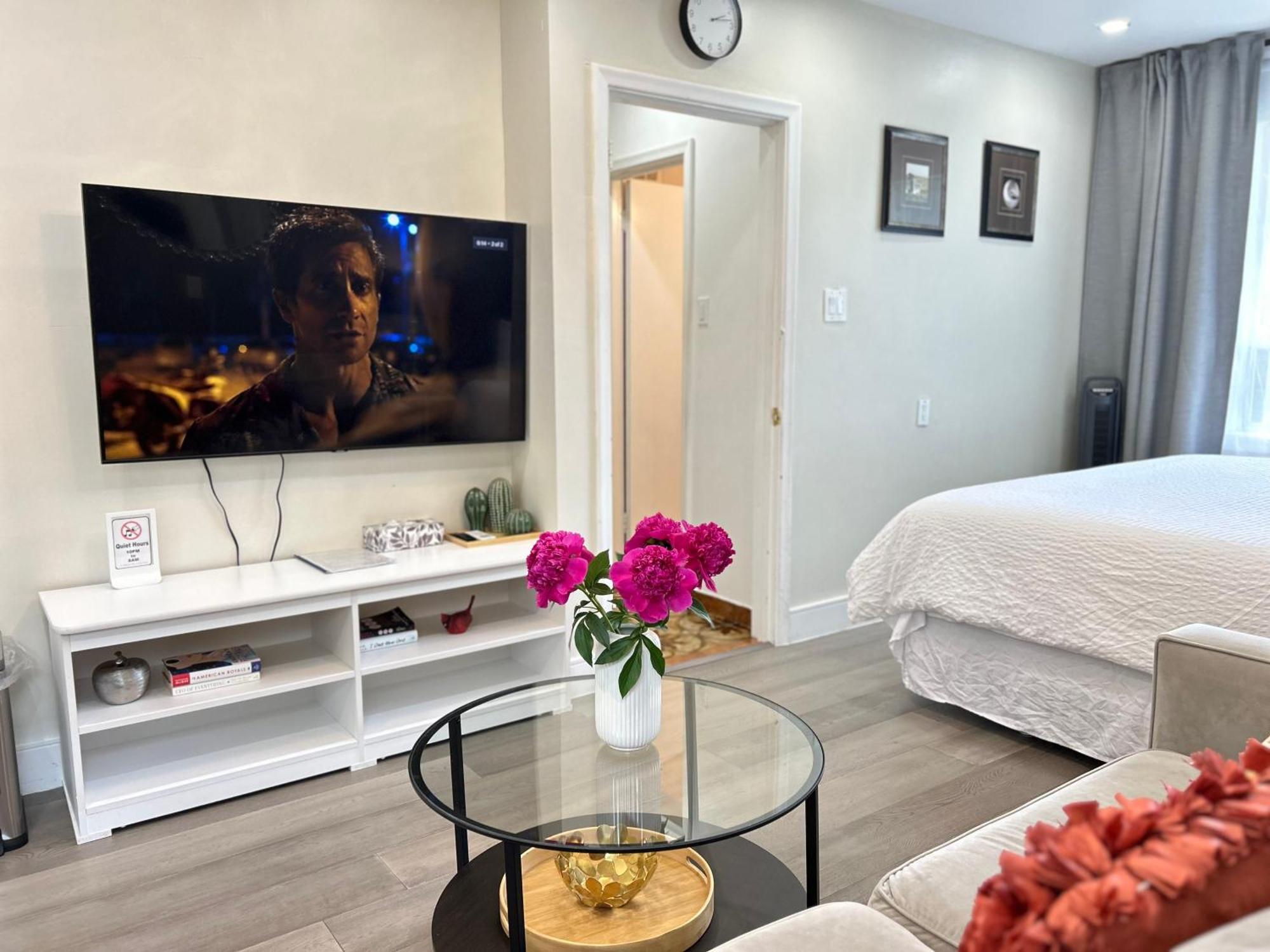 Modern Lux Rooms - Kingbed - Near Sheppard W Station Homestay