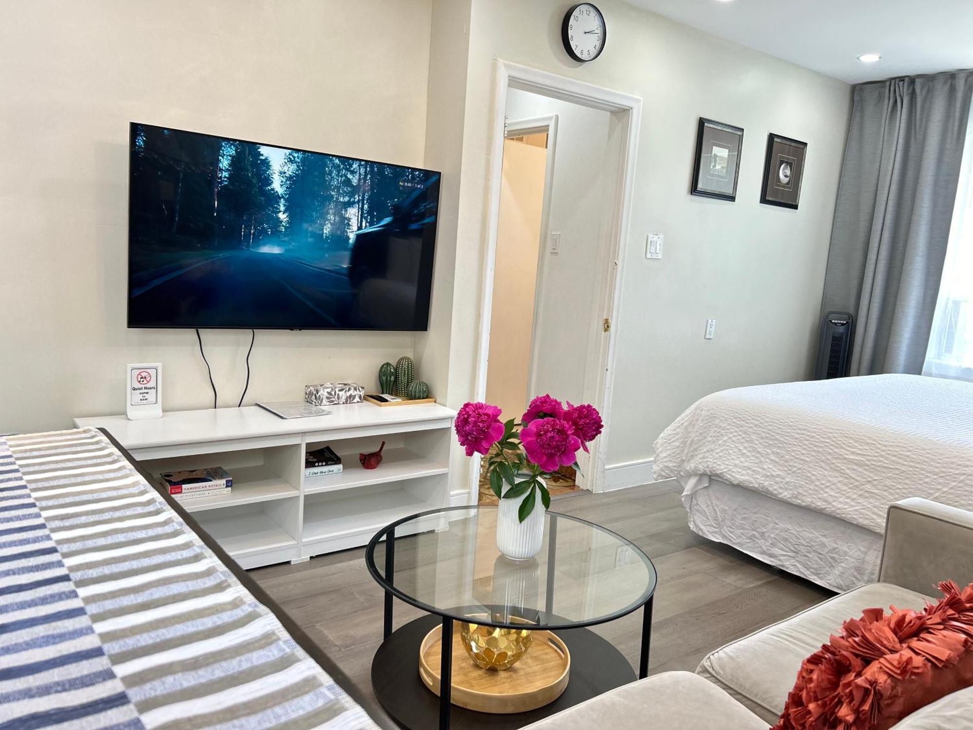 Homestay Modern Lux Rooms - Kingbed - Near Sheppard W Station *