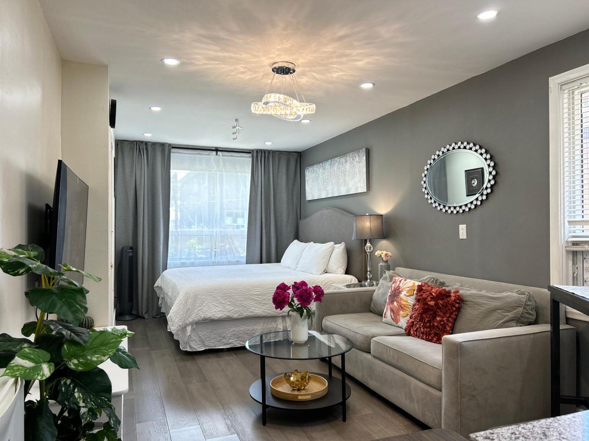 Modern Lux Rooms - Kingbed - Near Sheppard W Station Toronto