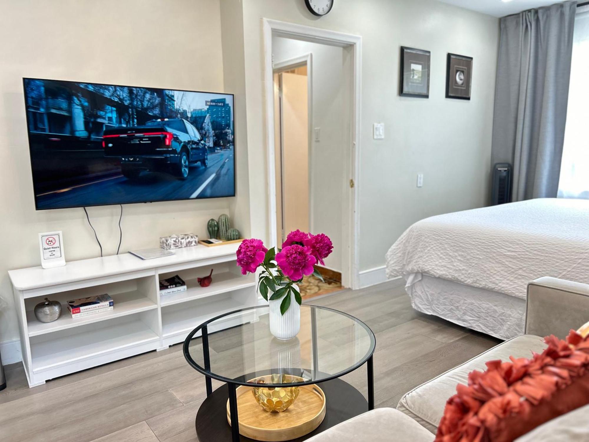 Modern Lux Rooms - Kingbed - Near Sheppard W Station Homestay