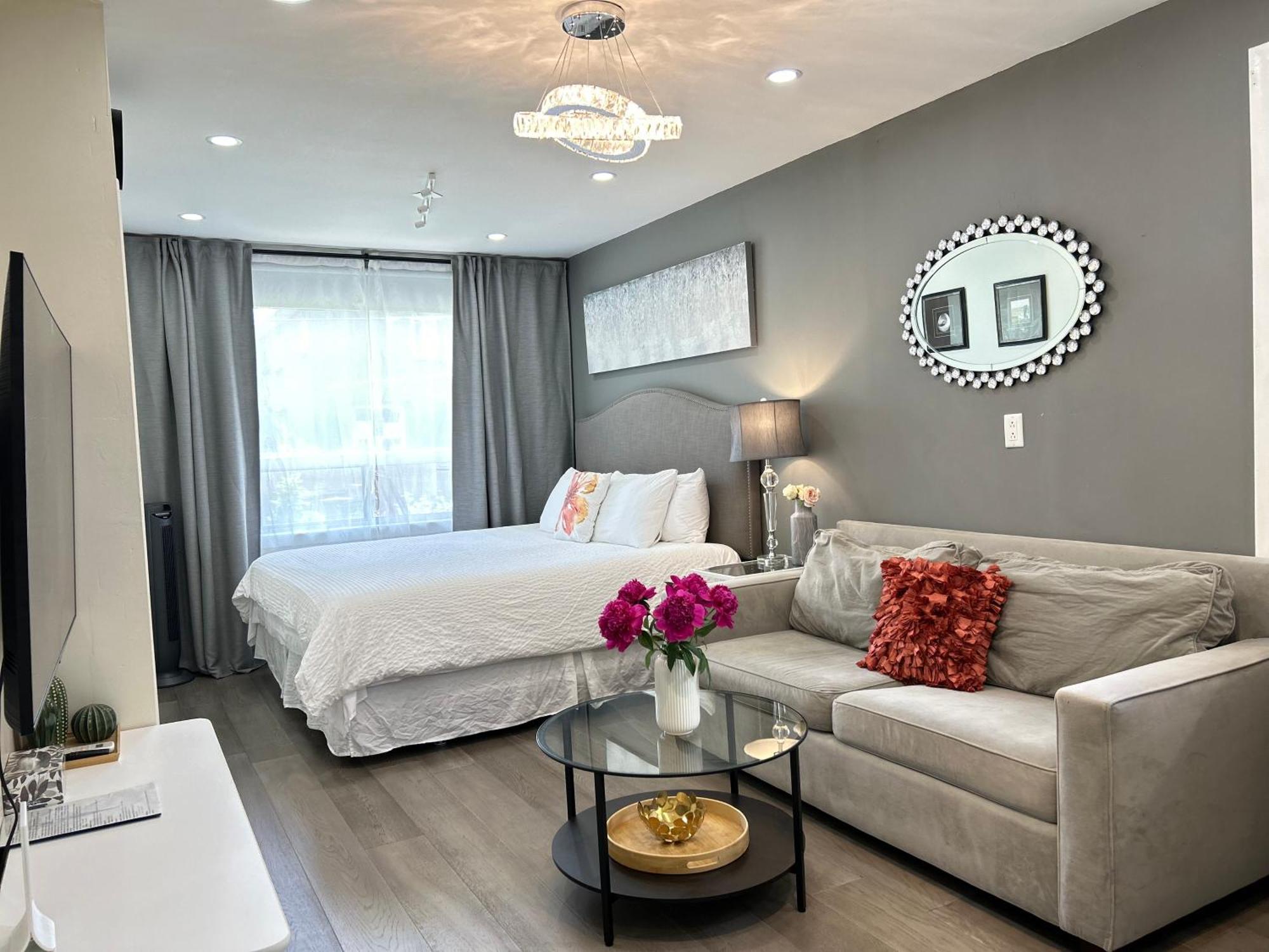 Modern Lux Rooms - Kingbed - Near Sheppard W Station Homestay *
