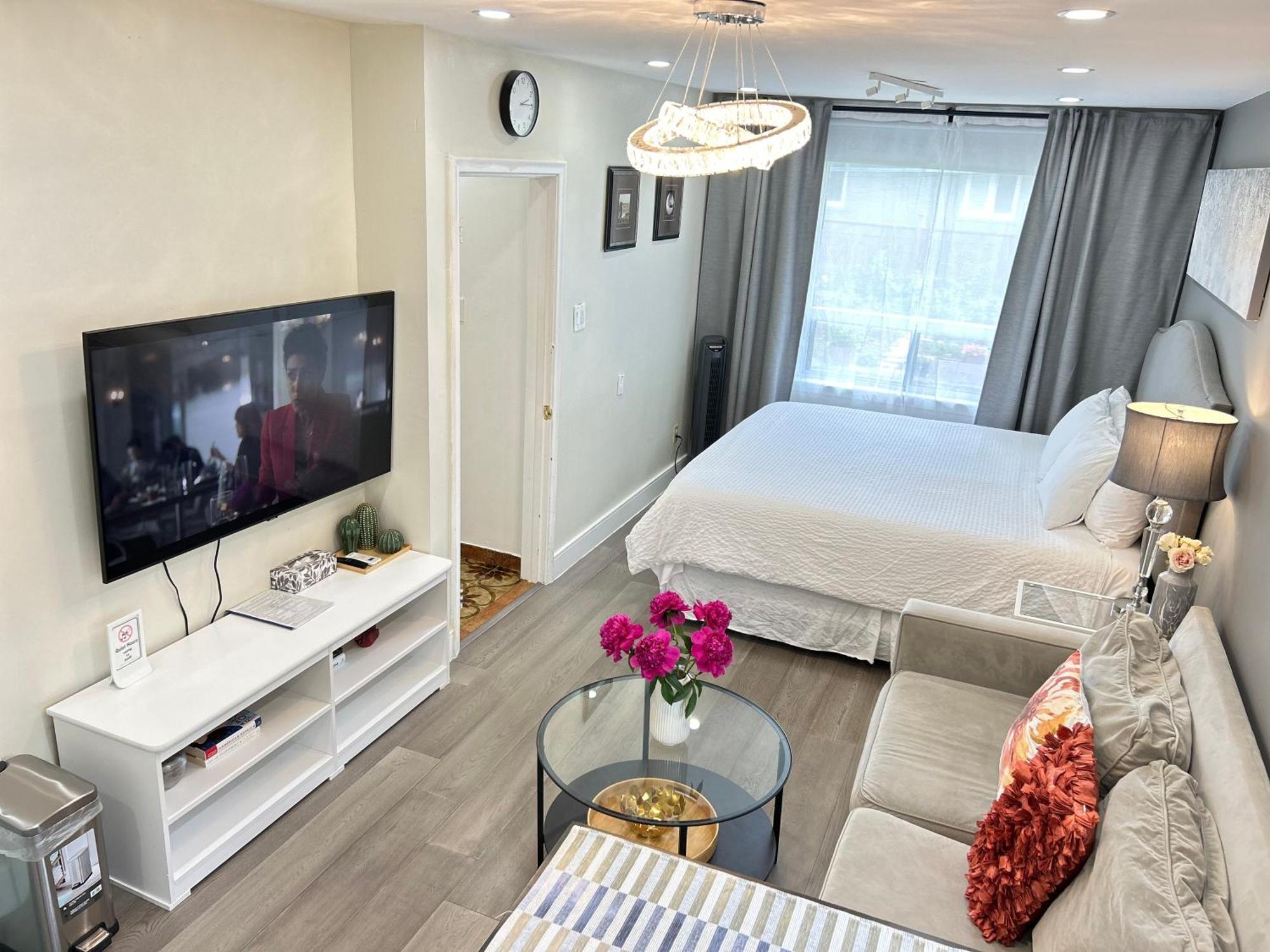 Homestay Modern Lux Rooms - Kingbed - Near Sheppard W Station Toronto