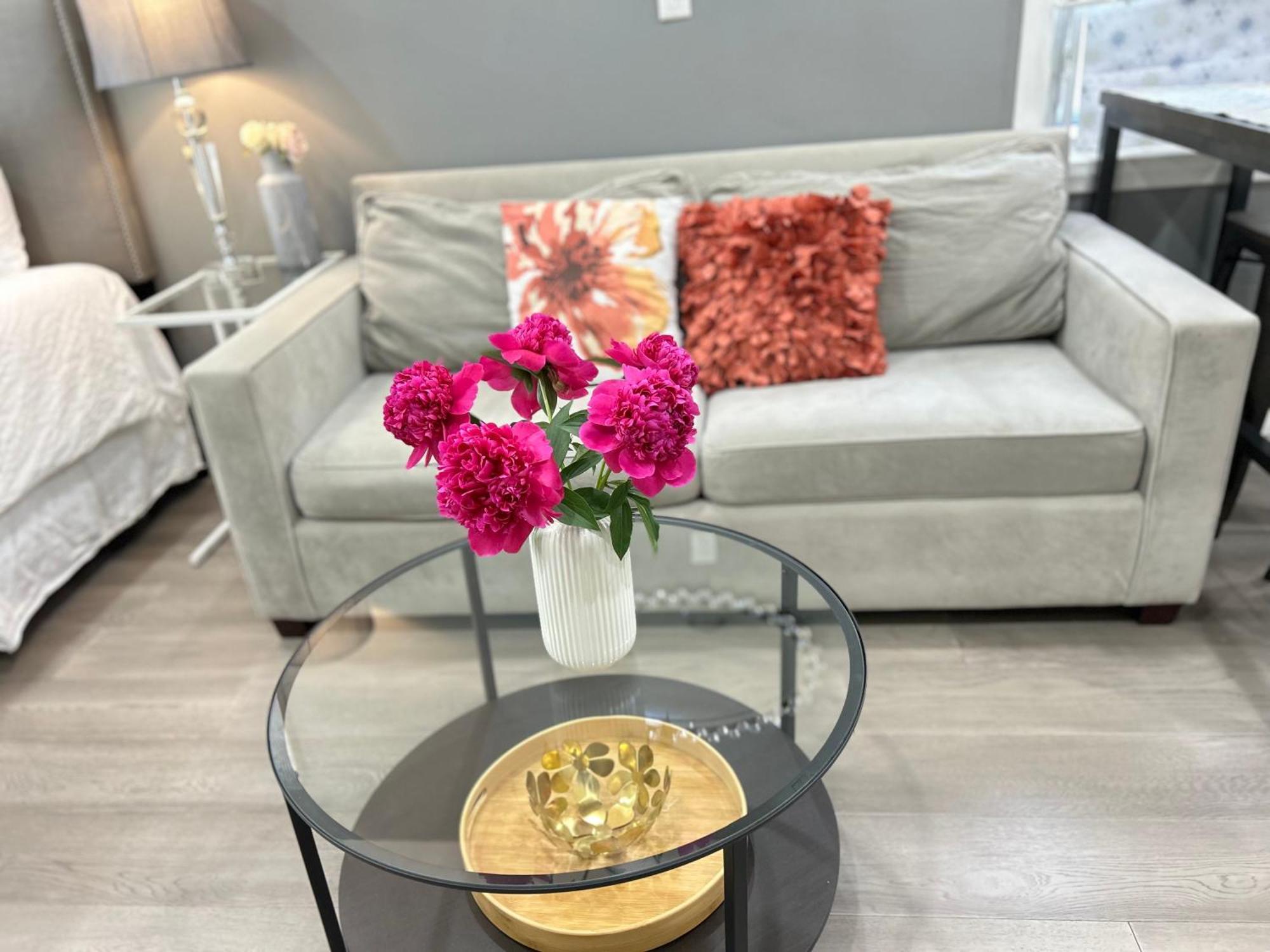 Modern Lux Rooms - Kingbed - Near Sheppard W Station Homestay *