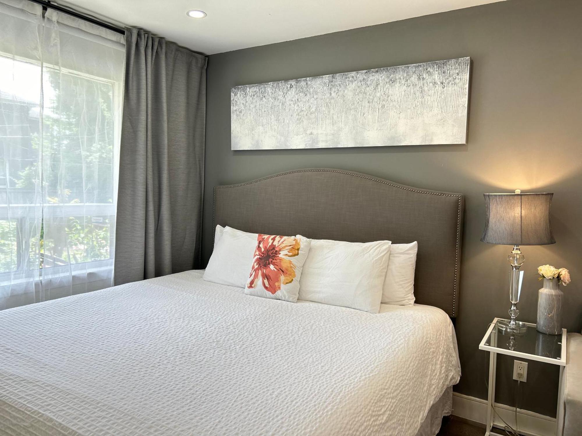 Modern Lux Rooms - Kingbed - Near Sheppard W Station Homestay