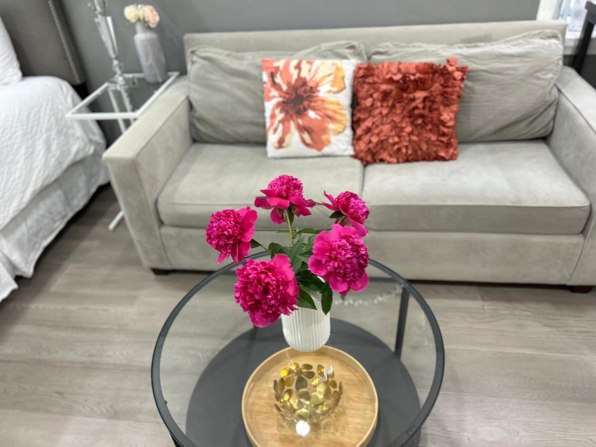 Modern Lux Rooms - Kingbed - Near Sheppard W Station Homestay *