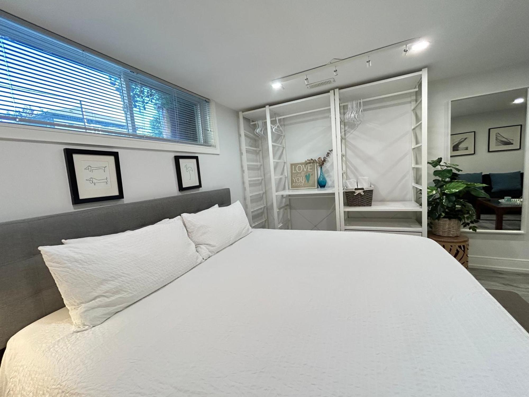 Modern Lux Rooms - Kingbed - Near Sheppard W Station Toronto