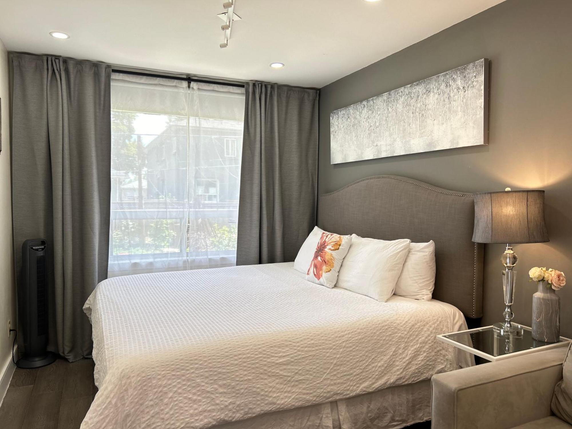 Modern Lux Rooms - Kingbed - Near Sheppard W Station Homestay