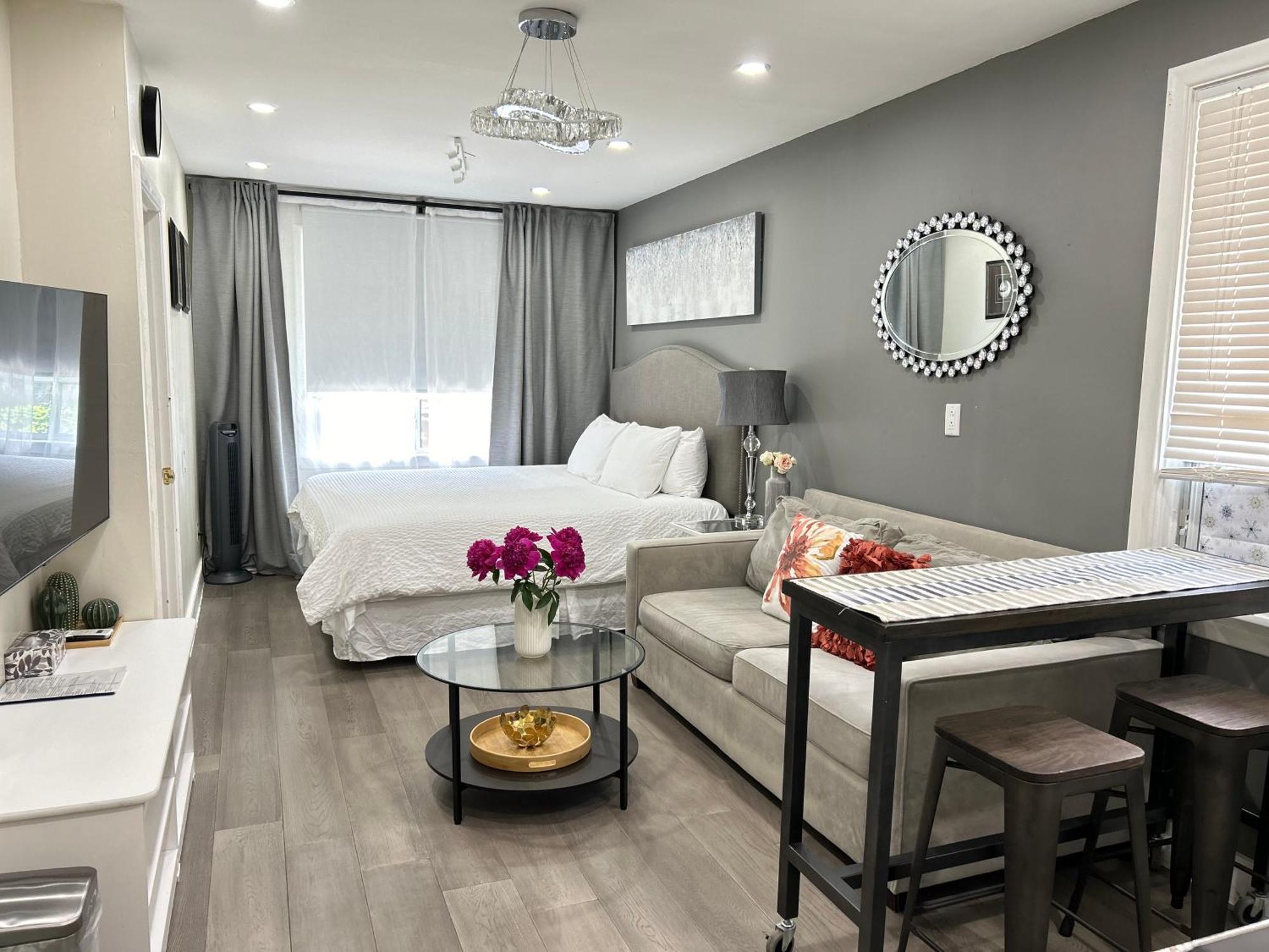 Modern Lux Rooms - Kingbed - Near Sheppard W Station Homestay *