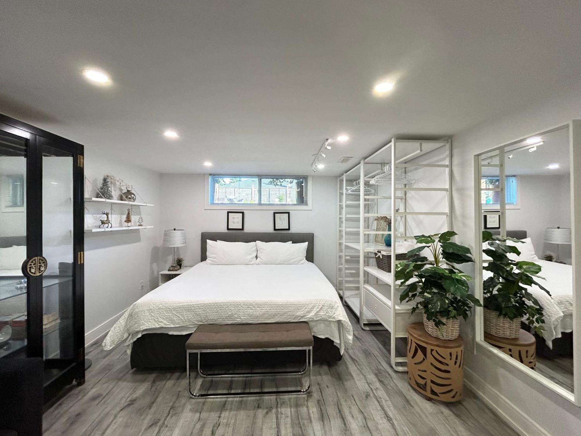 Modern Lux Rooms - Kingbed - Near Sheppard W Station