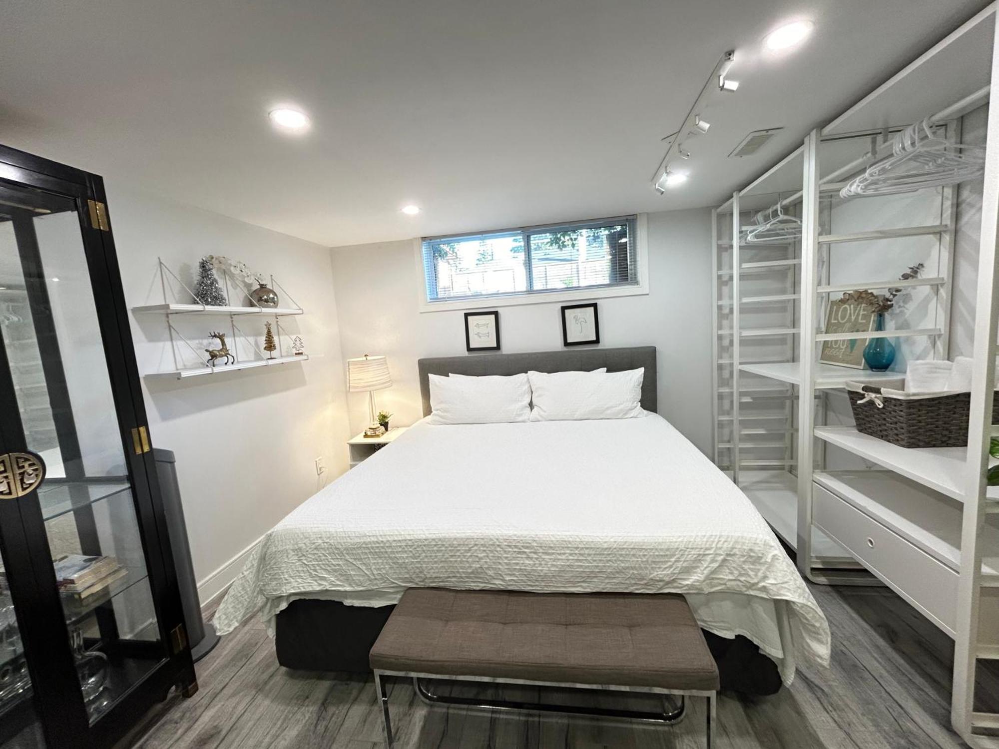 Modern Lux Rooms - Kingbed - Near Sheppard W Station Homestay *