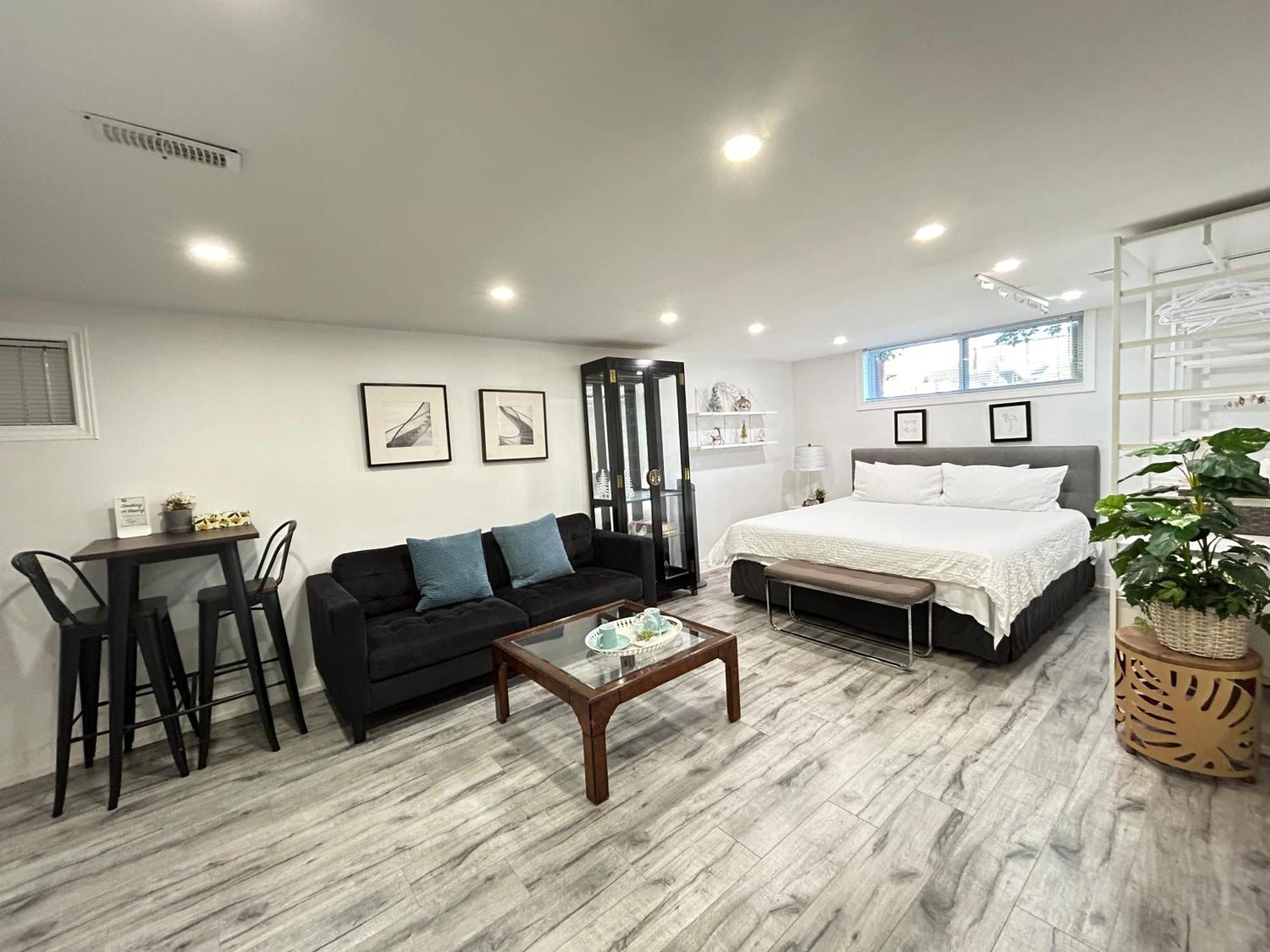 Modern Lux Rooms - Kingbed - Near Sheppard W Station Homestay Toronto