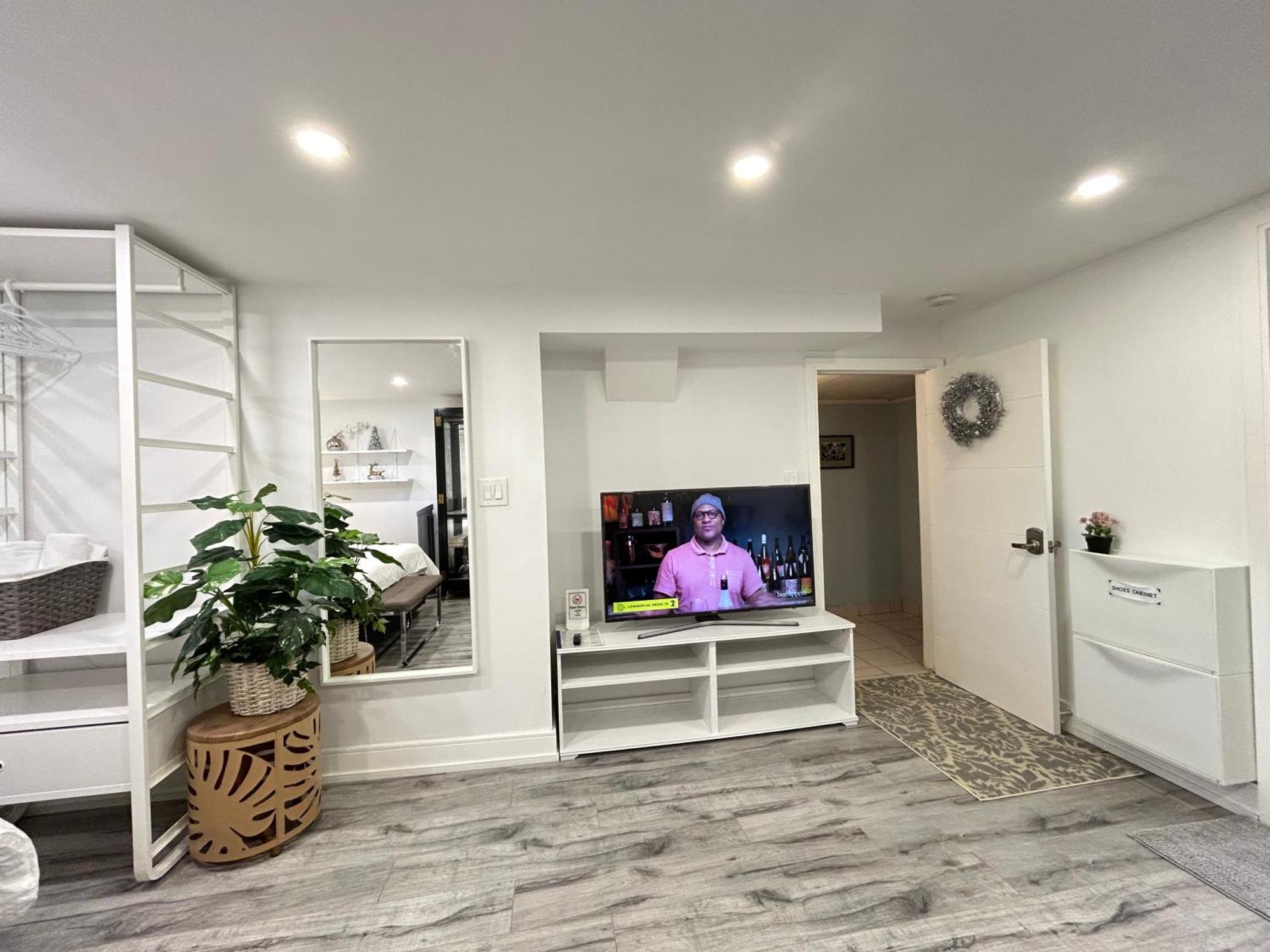 Homestay Modern Lux Rooms - Kingbed - Near Sheppard W Station Toronto