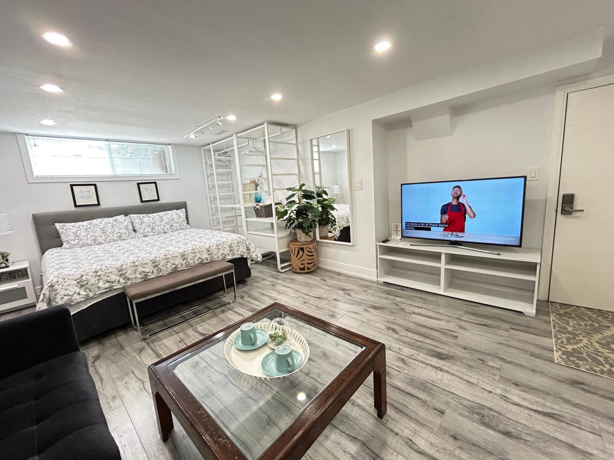 Modern Lux Rooms - Kingbed - Near Sheppard W Station Toronto