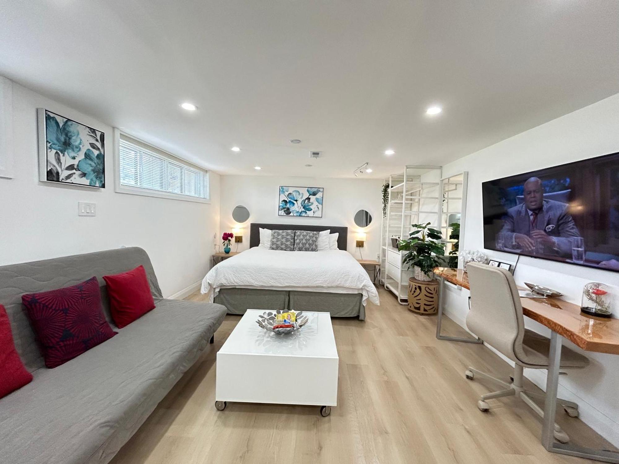 Modern Lux Rooms - Kingbed - Near Sheppard W Station Homestay Toronto