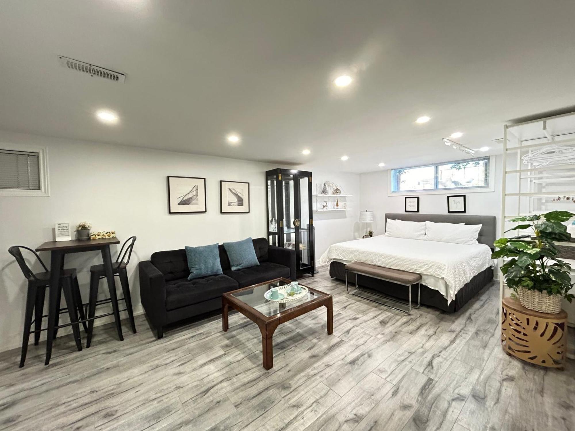 Modern Lux Rooms - Kingbed - Near Sheppard W Station Homestay