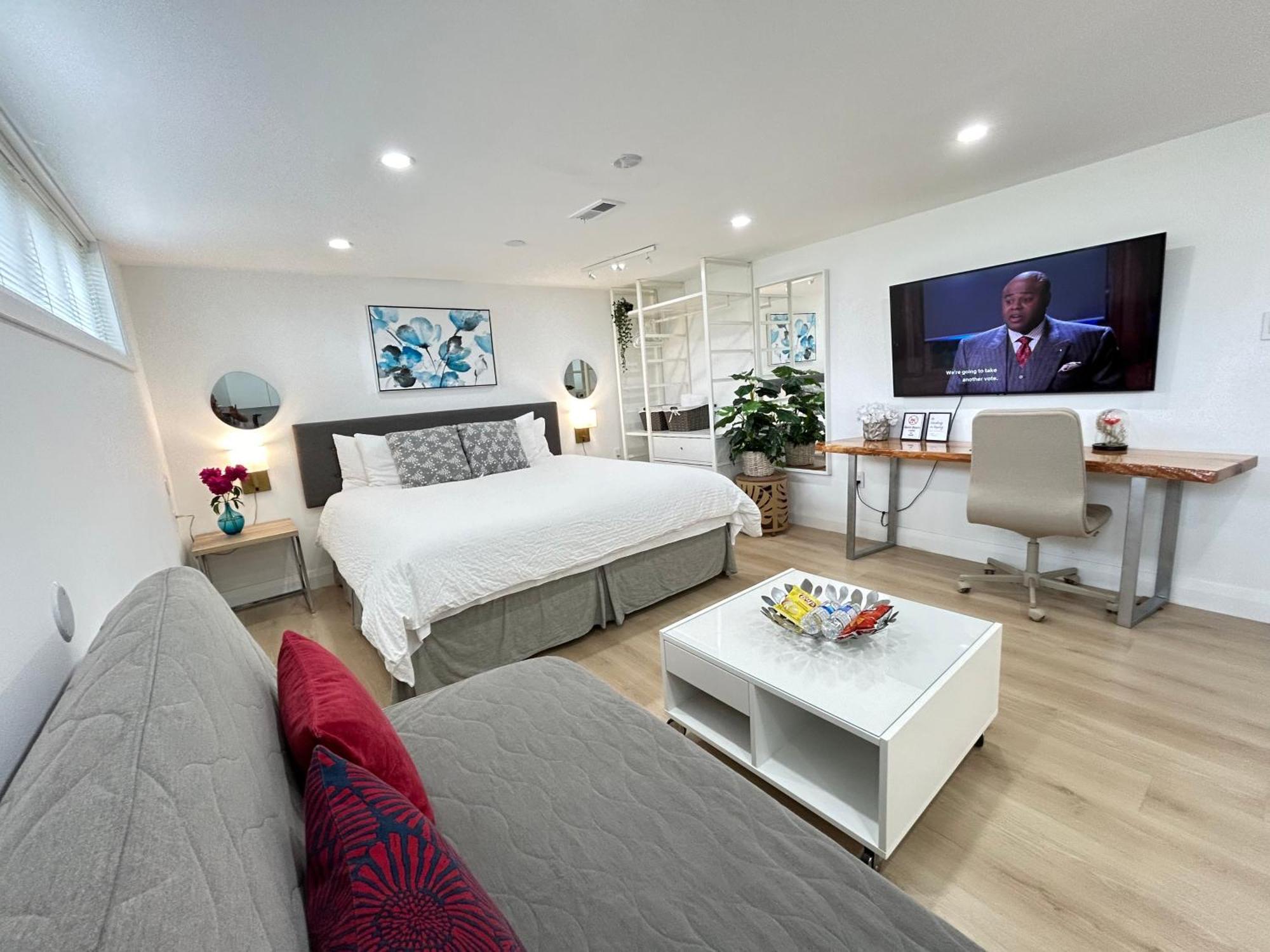 Modern Lux Rooms - Kingbed - Near Sheppard W Station Homestay *