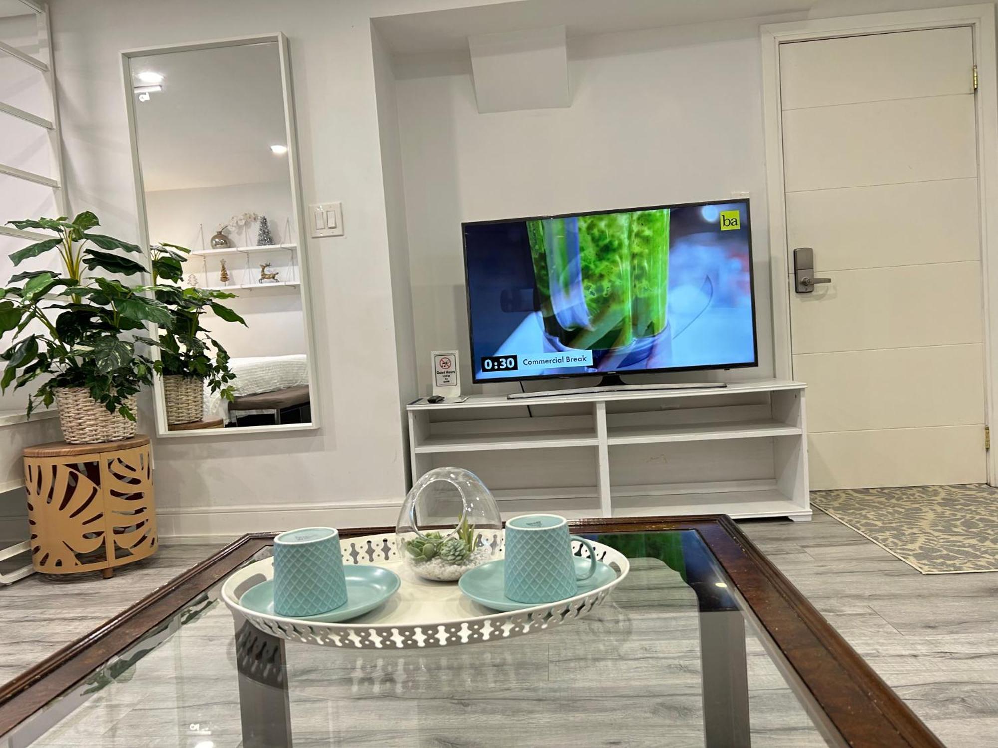 Modern Lux Rooms - Kingbed - Near Sheppard W Station Homestay Toronto