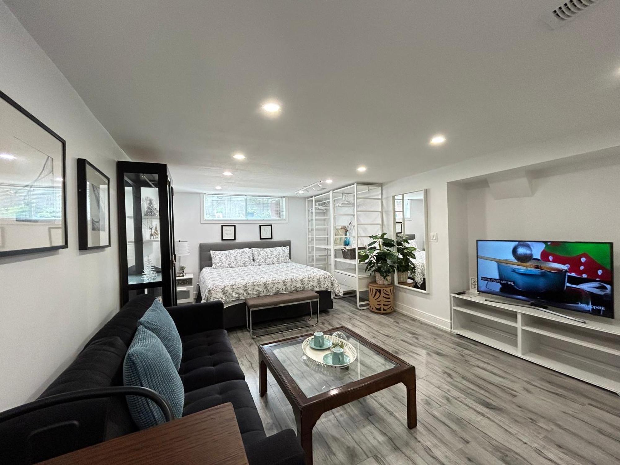 Modern Lux Rooms - Kingbed - Near Sheppard W Station Homestay