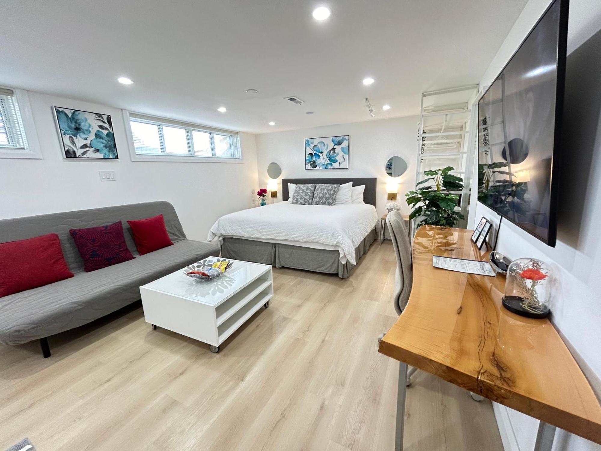 Modern Lux Rooms - Kingbed - Near Sheppard W Station Toronto
