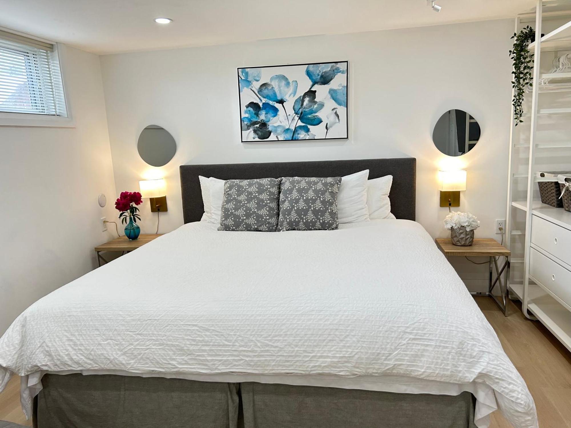Modern Lux Rooms - Kingbed - Near Sheppard W Station Homestay *
