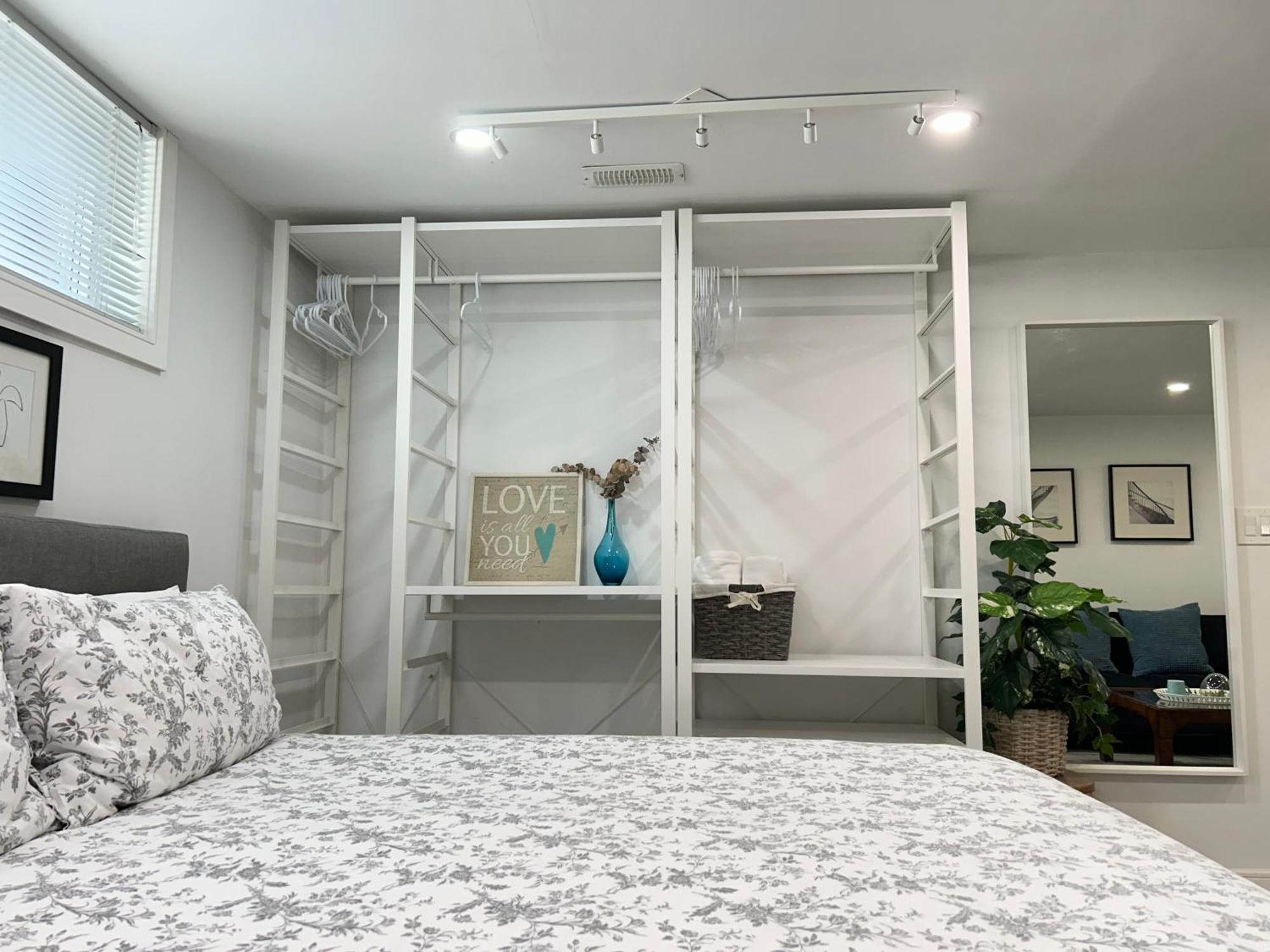 Homestay Modern Lux Rooms - Kingbed - Near Sheppard W Station *