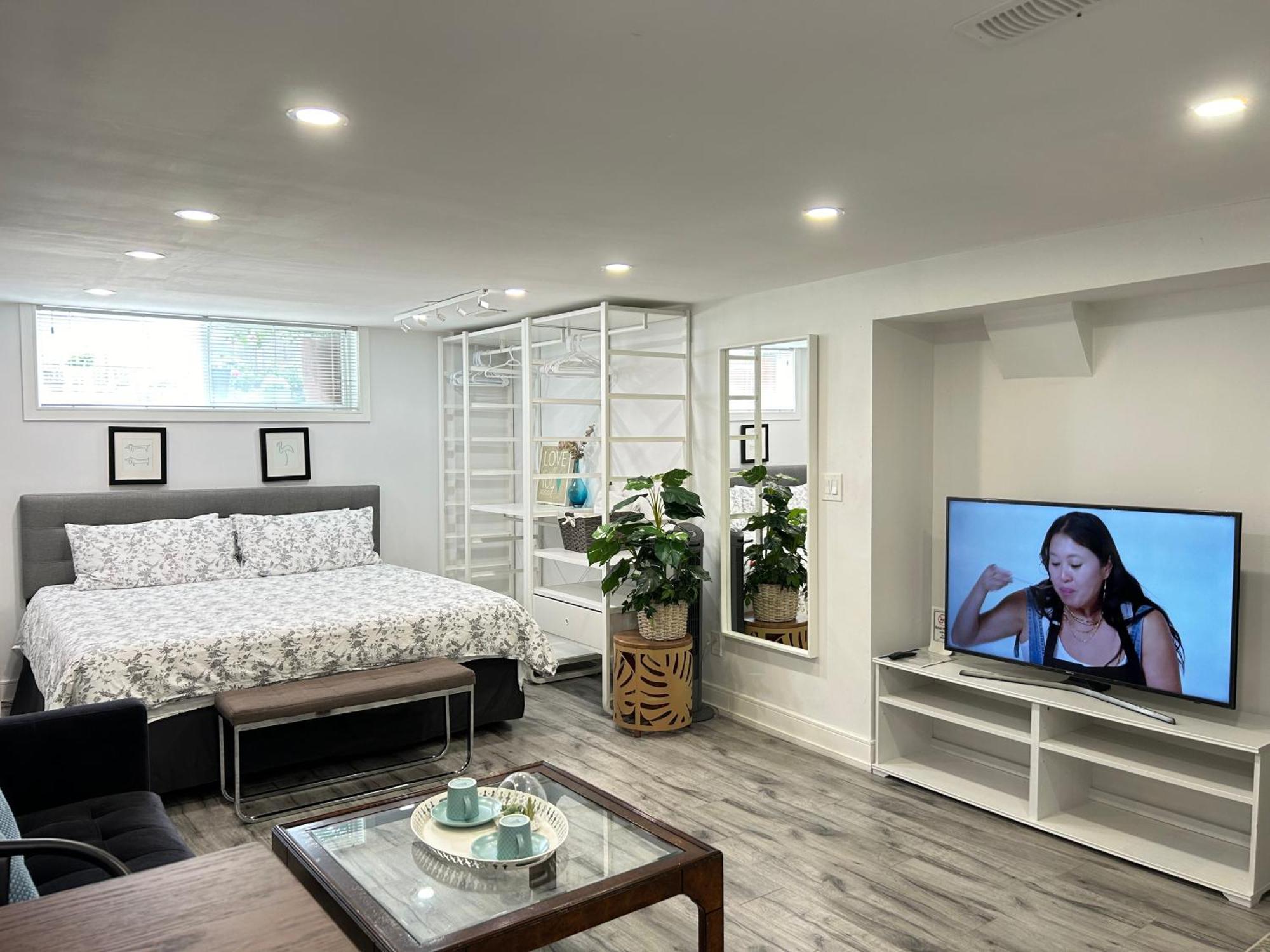 Modern Lux Rooms - Kingbed - Near Sheppard W Station Homestay Toronto