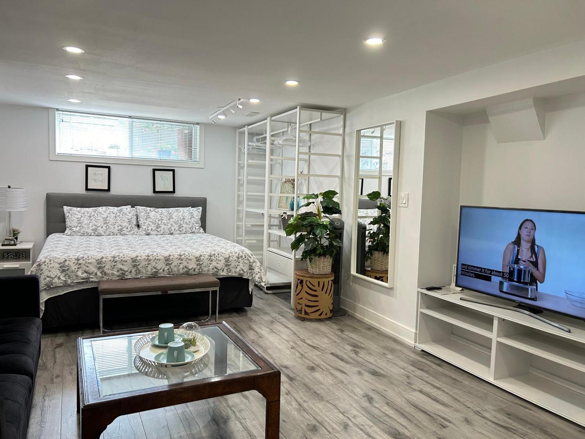 Homestay Modern Lux Rooms - Kingbed - Near Sheppard W Station Toronto