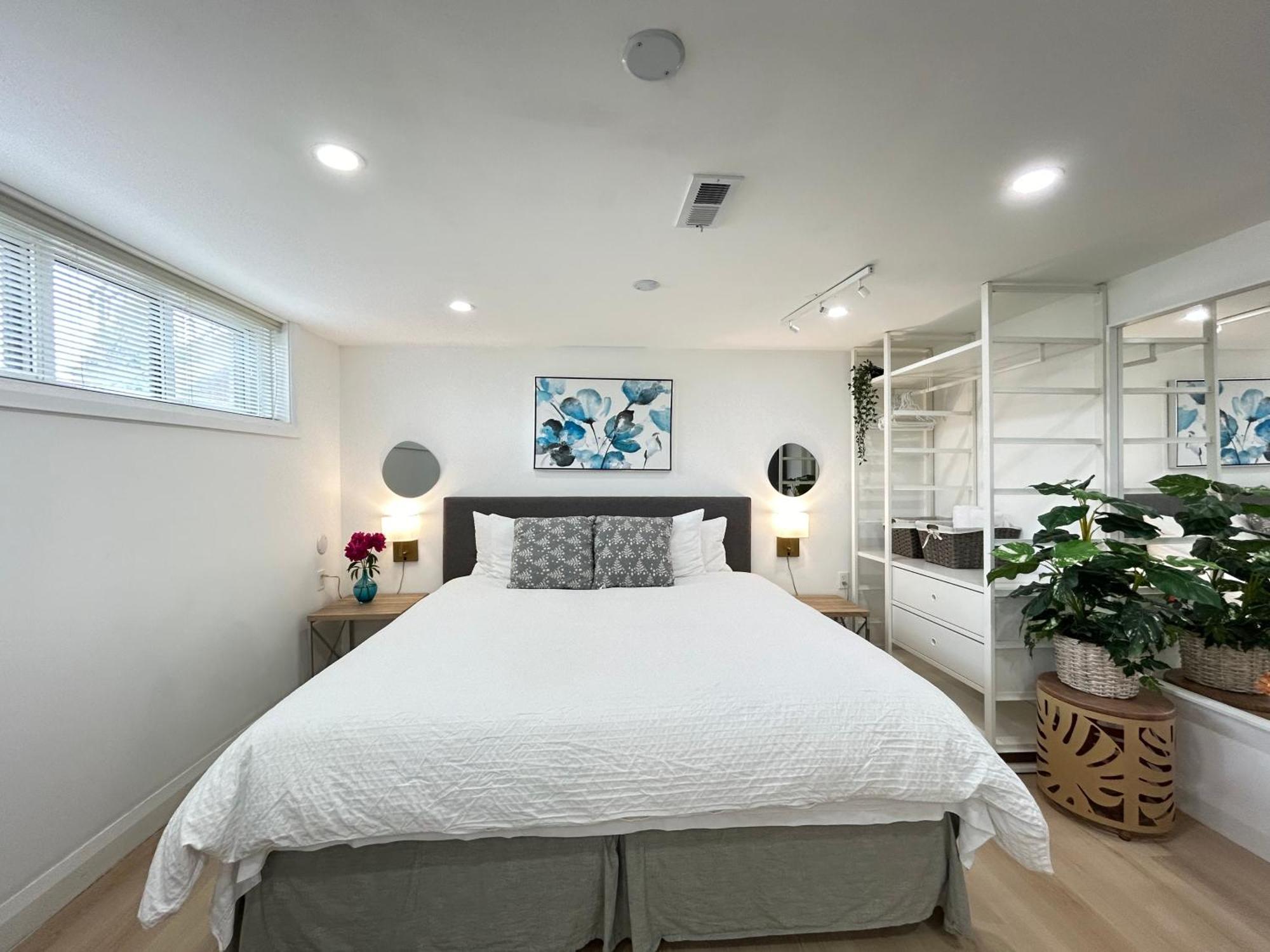 Modern Lux Rooms - Kingbed - Near Sheppard W Station Homestay