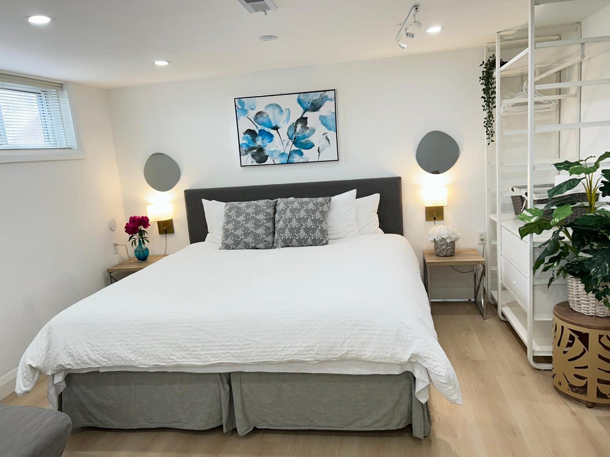 Modern Lux Rooms - Kingbed - Near Sheppard W Station Toronto