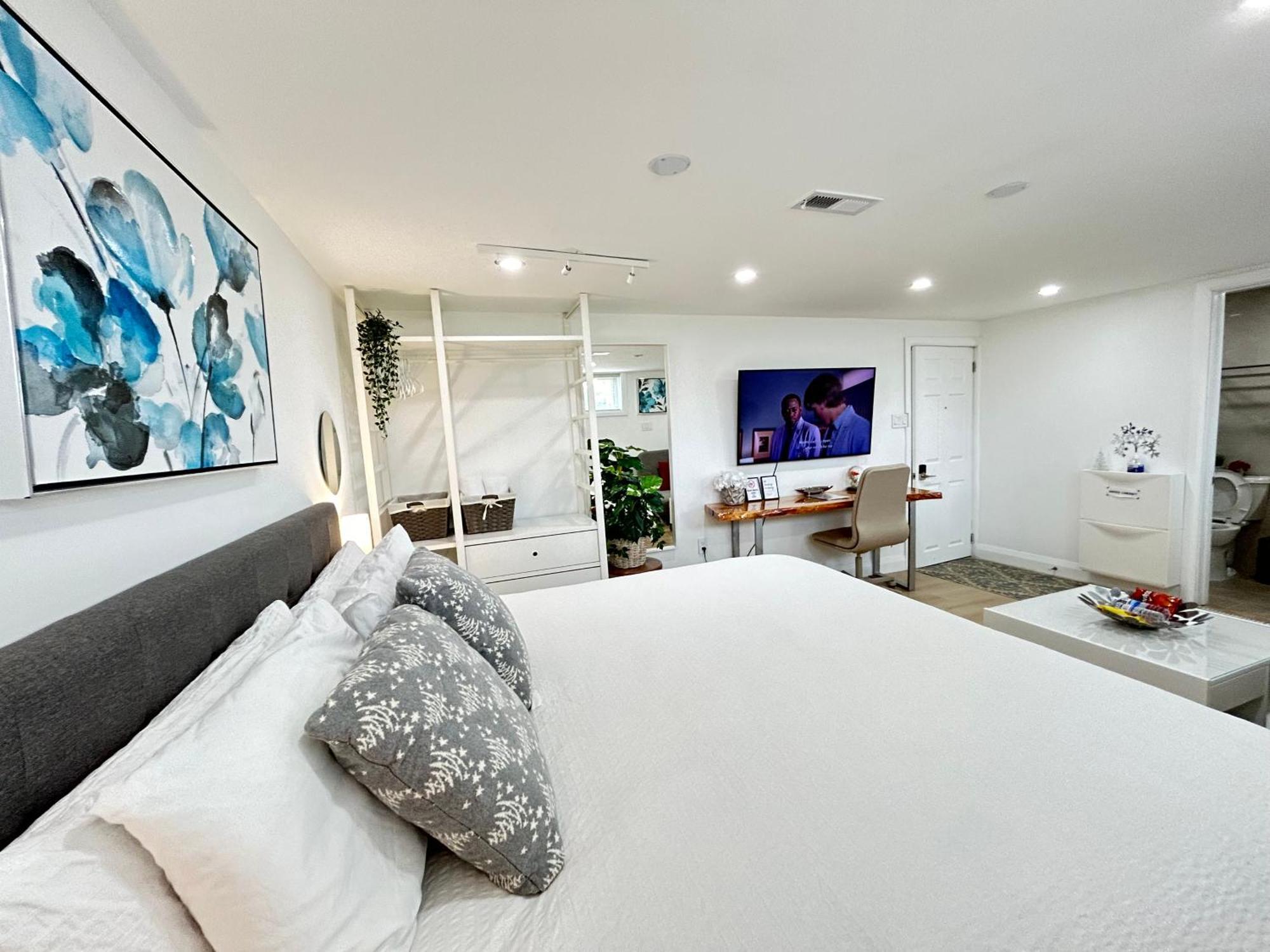 Modern Lux Rooms - Kingbed - Near Sheppard W Station Homestay
