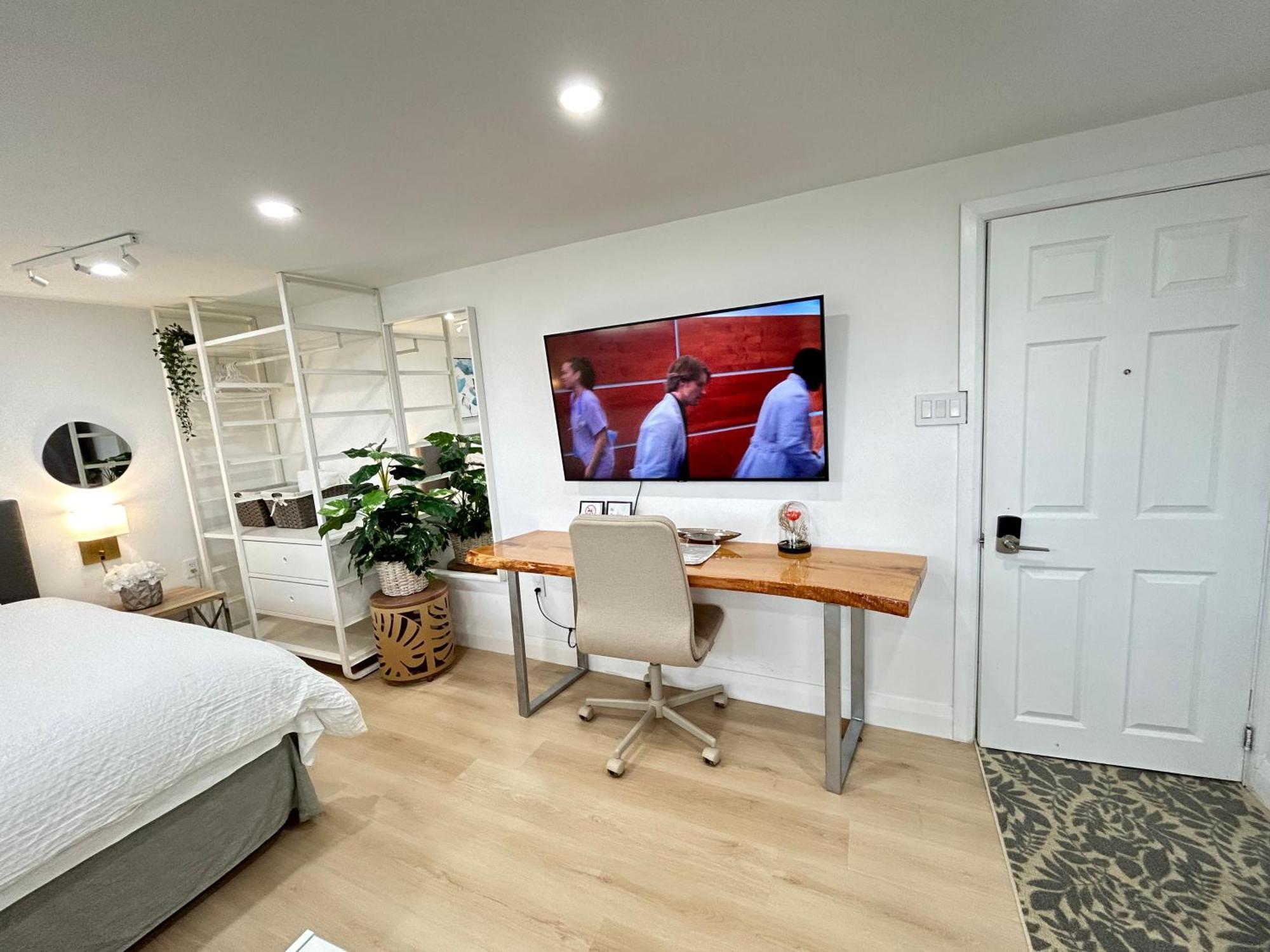 Homestay Modern Lux Rooms - Kingbed - Near Sheppard W Station *