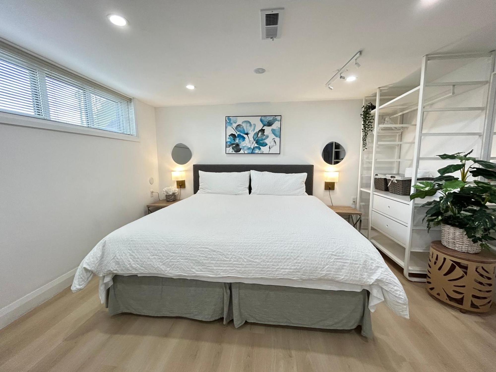 Modern Lux Rooms - Kingbed - Near Sheppard W Station Homestay *