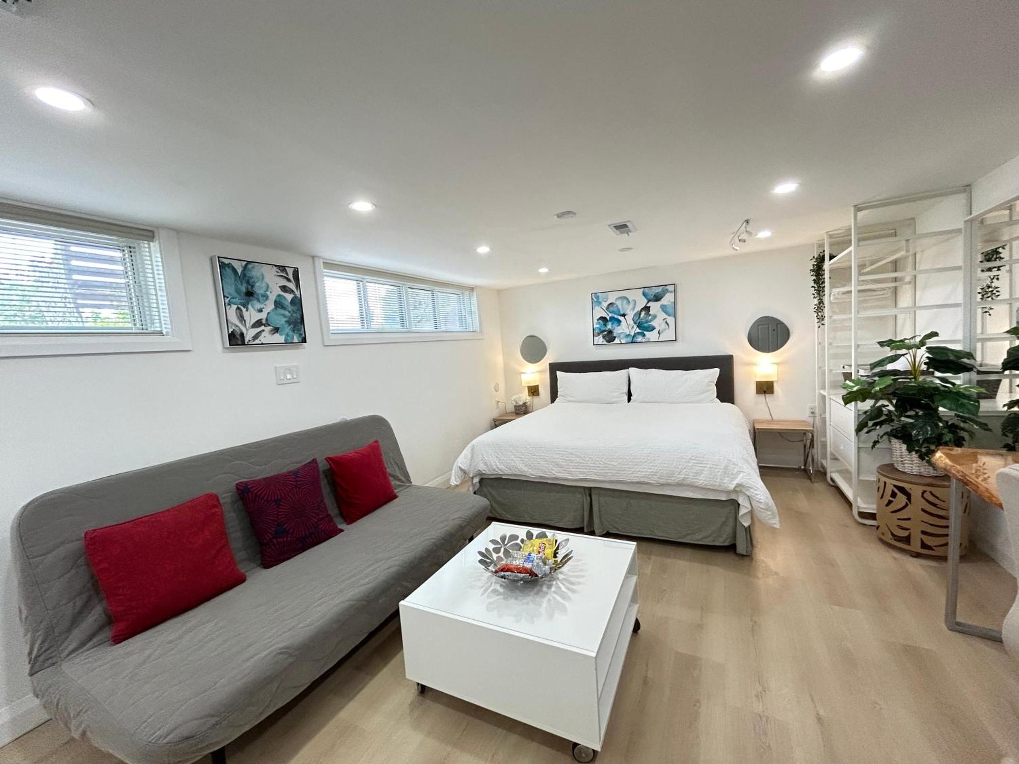 Homestay Modern Lux Rooms - Kingbed - Near Sheppard W Station *