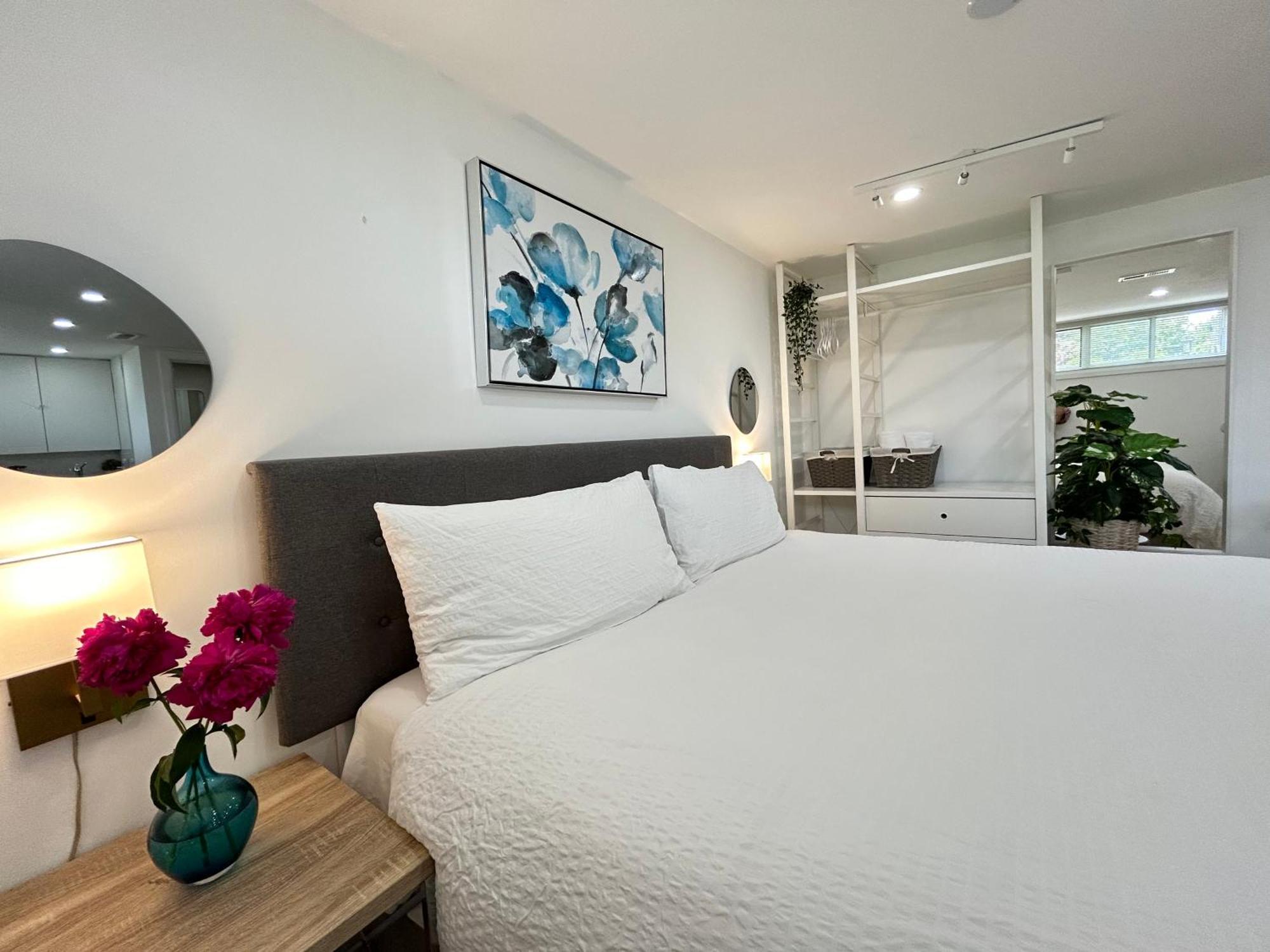 Homestay Modern Lux Rooms - Kingbed - Near Sheppard W Station *