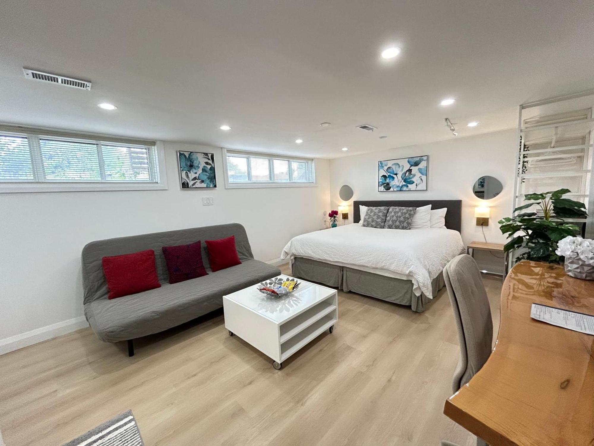 Modern Lux Rooms - Kingbed - Near Sheppard W Station Homestay