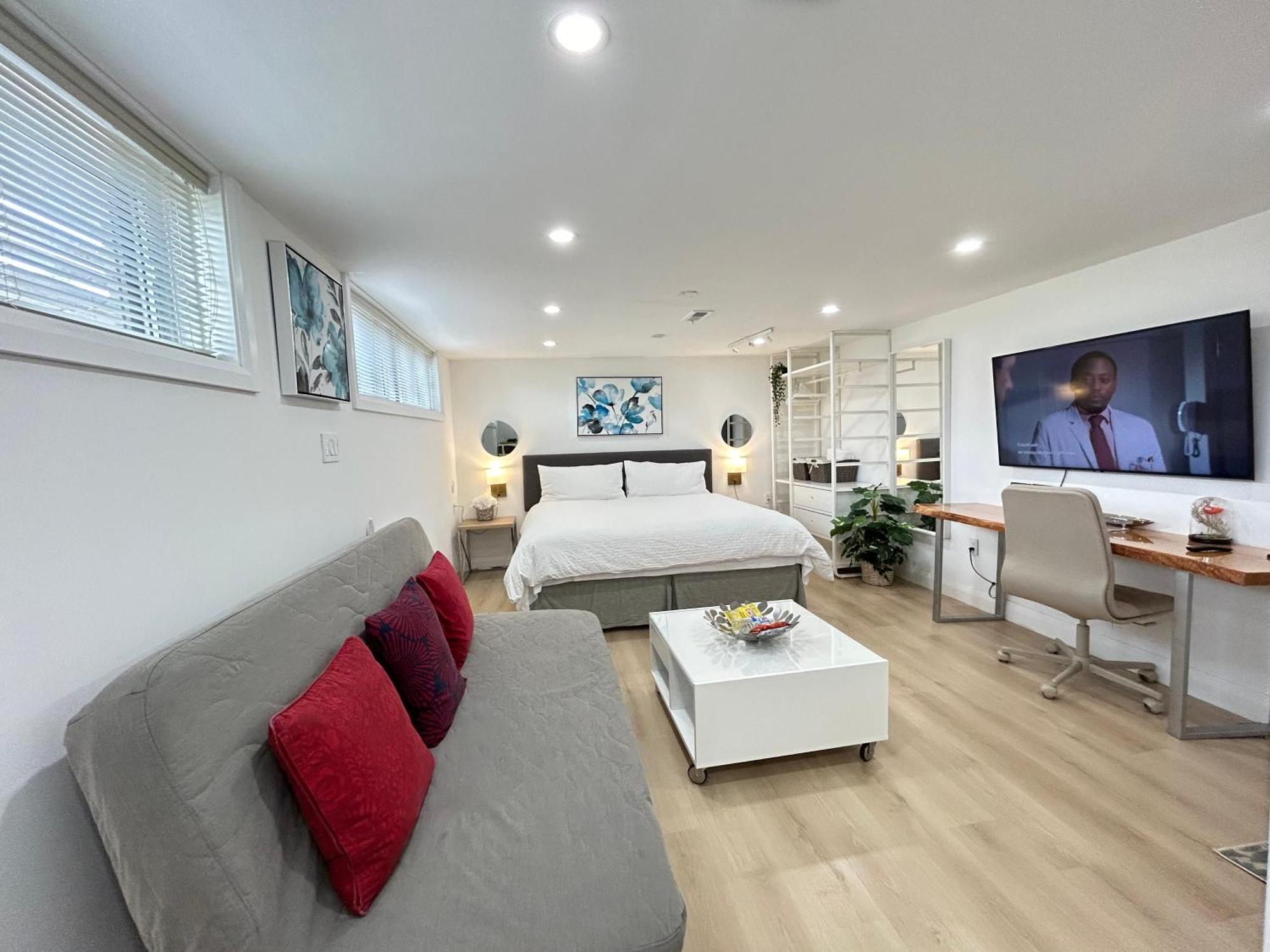 Modern Lux Rooms - Kingbed - Near Sheppard W Station Toronto
