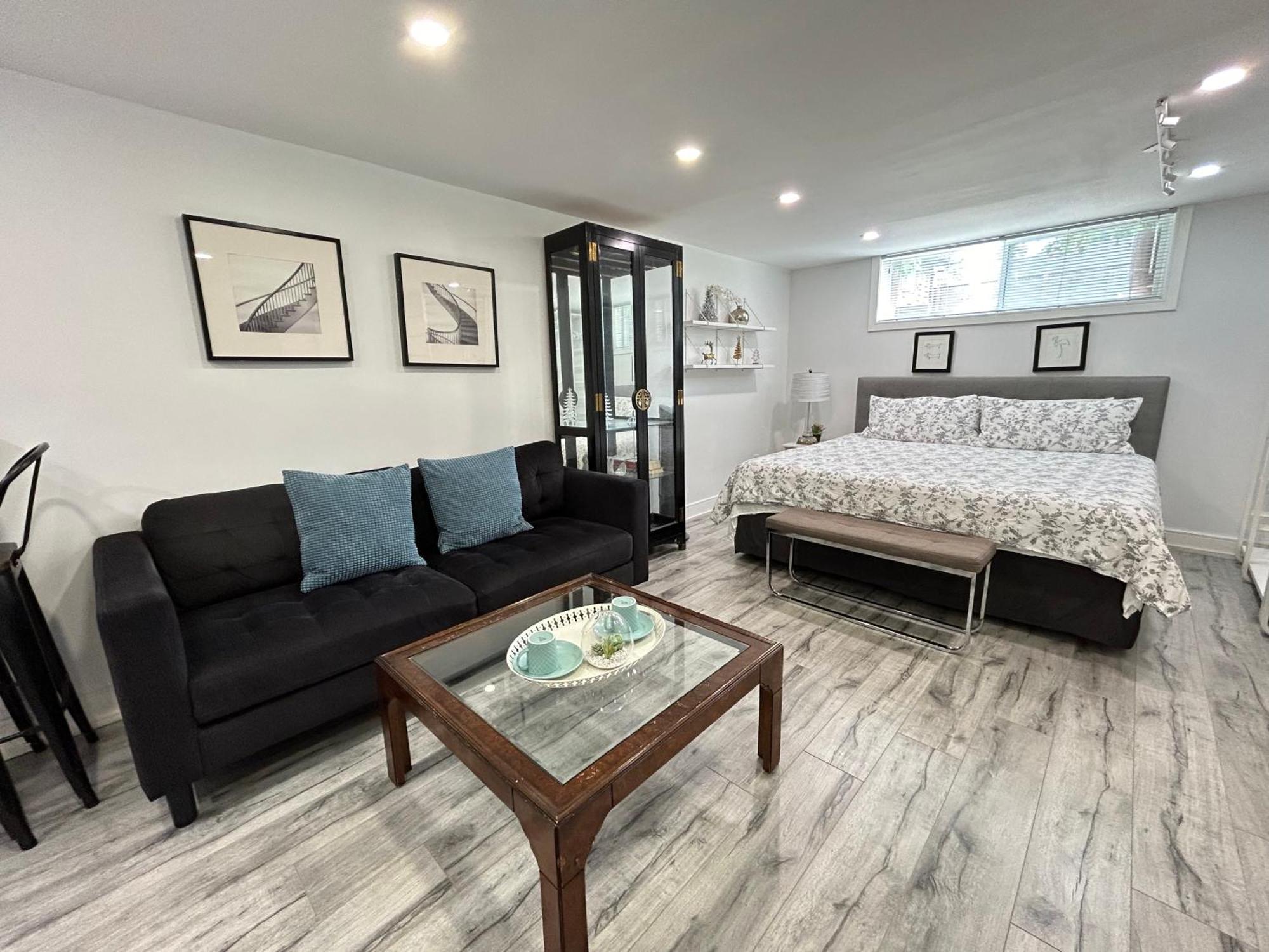 Modern Lux Rooms - Kingbed - Near Sheppard W Station Homestay *