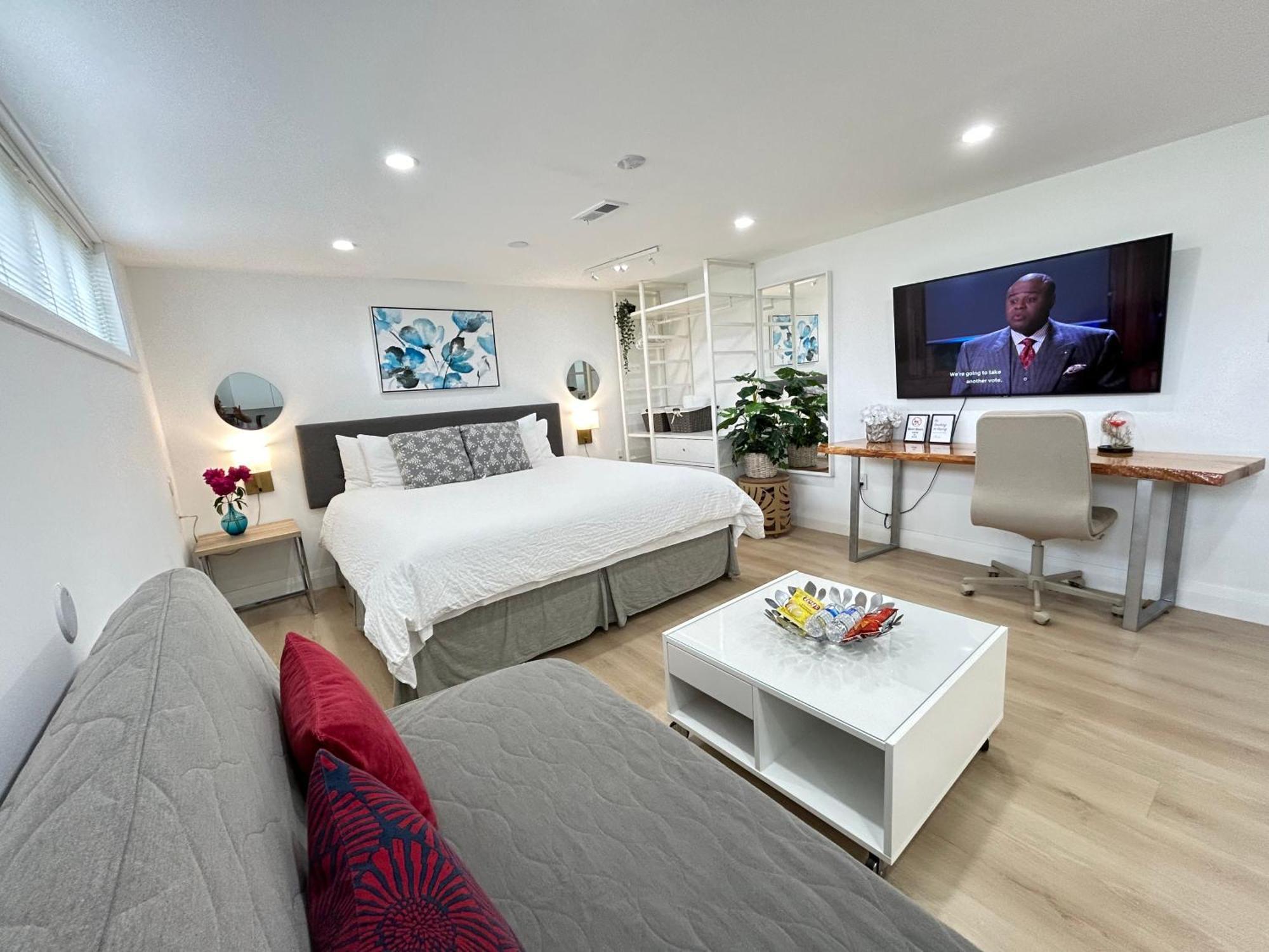 Modern Lux Rooms - Kingbed - Near Sheppard W Station * Toronto